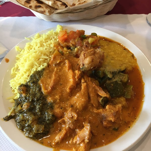 4/13/2017 tarihinde Sarah Mziyaretçi tarafından Darbar Indian Cuisine'de çekilen fotoğraf