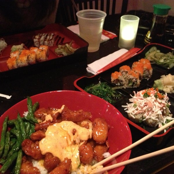 Снимок сделан в Bento Asian Kitchen &amp; Sushi пользователем Blair M. 2/7/2013