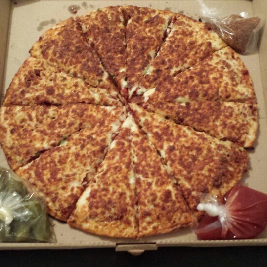Foto tirada no(a) Pizzas D&#39; Tere por Alex V. em 3/22/2014