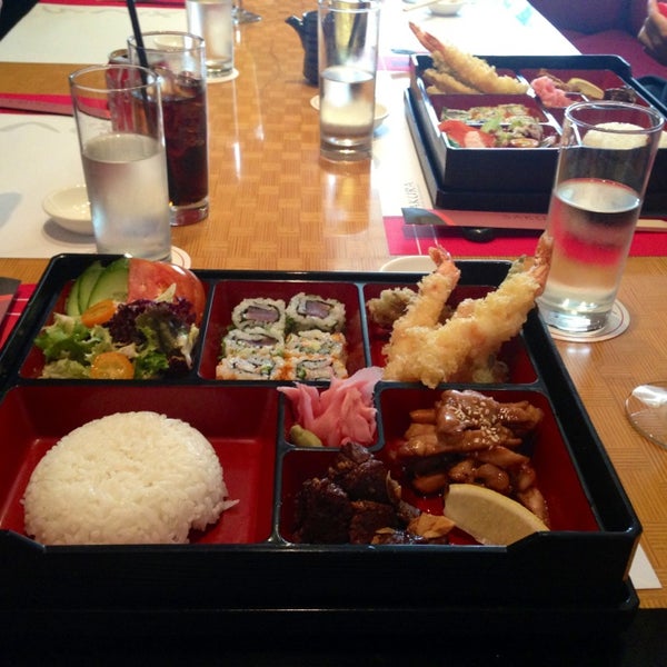 Снимок сделан в Sakura Japanese Restaurant пользователем Vikki💁🏻 4/30/2014