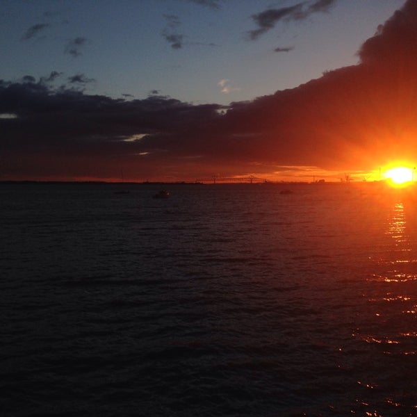 Das Foto wurde bei The Deck at Harbor Pointe von Cathreen S. am 10/18/2014 aufgenommen