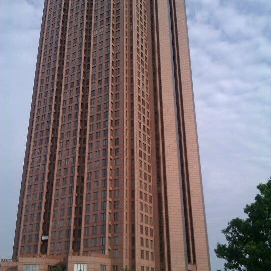 Foto scattata a The Tower at Cityplace da Morris B. il 9/28/2012