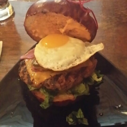 Foto tirada no(a) Smokey Burger Organic por Mark K. em 4/17/2014
