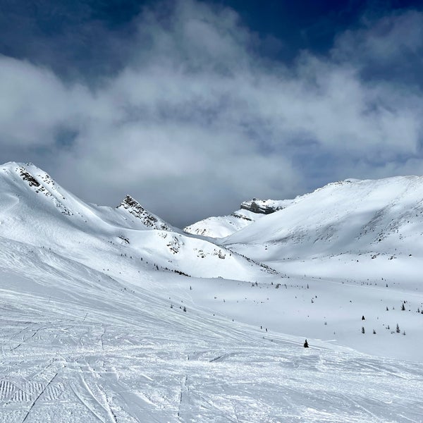 3/9/2022 tarihinde Jenn L.ziyaretçi tarafından Lake Louise Ski Area &amp; Mountain Resort'de çekilen fotoğraf