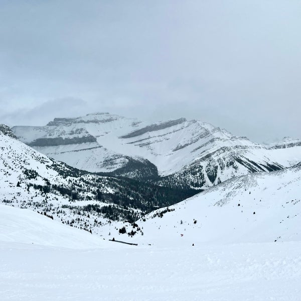 3/8/2022 tarihinde Jenn L.ziyaretçi tarafından Lake Louise Ski Area &amp; Mountain Resort'de çekilen fotoğraf