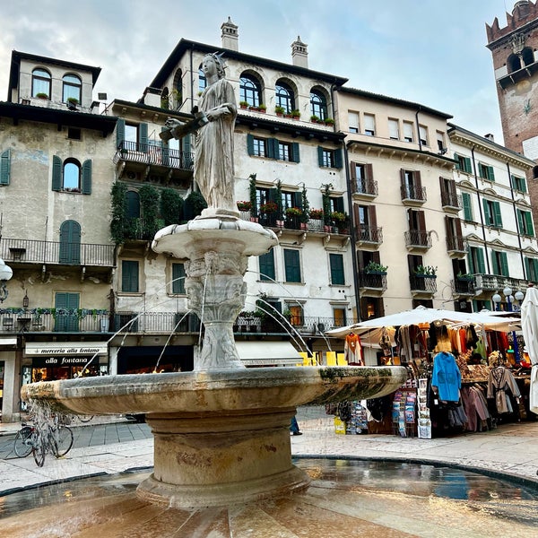 Foto tomada en Piazza delle Erbe  por Jenn L. el 11/17/2021