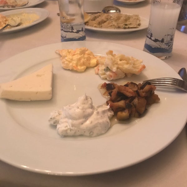 Снимок сделан в Rumeli Baharı Restaurant пользователем Berkan 3/17/2018