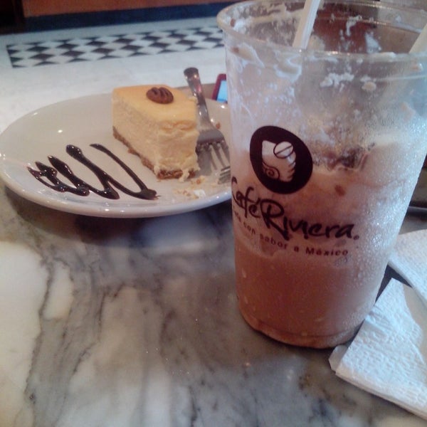 Foto tirada no(a) Café Riviera por Leonides R. em 9/6/2014