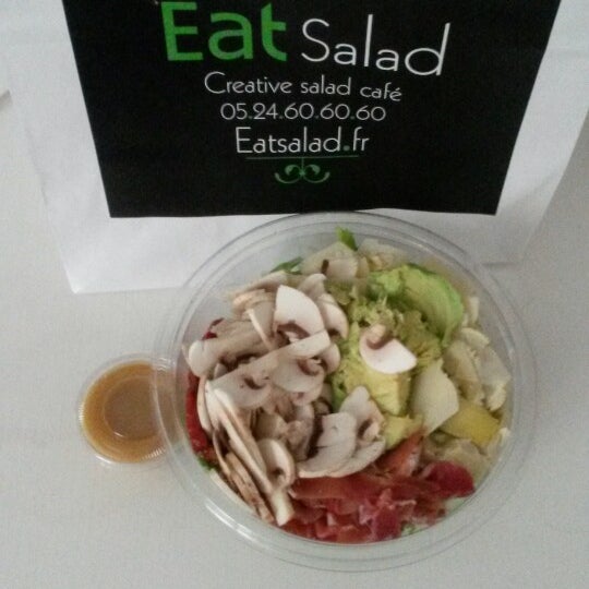Das Foto wurde bei Eat Salad von Elvina D. am 3/18/2014 aufgenommen