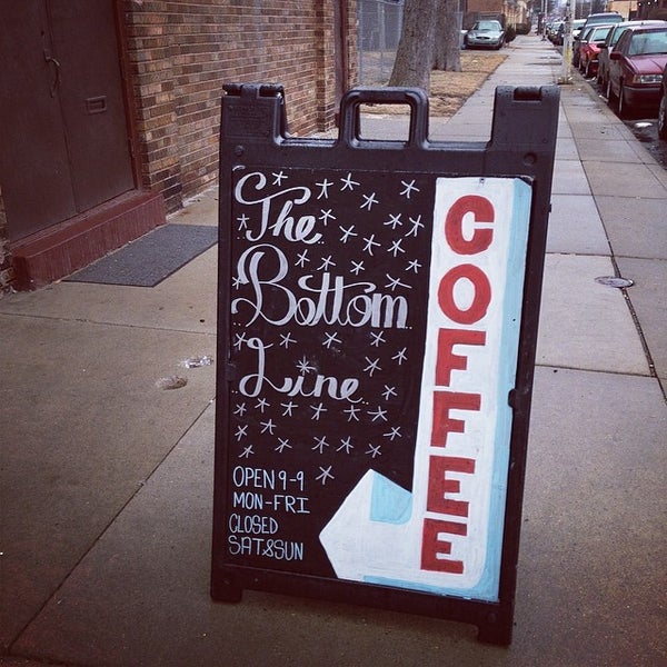 Das Foto wurde bei Bottom Line Coffee House von Dandelion D. am 3/19/2014 aufgenommen