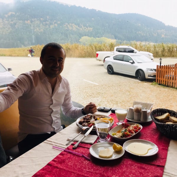 รูปภาพถ่ายที่ Abant Çamlık Restoran โดย Arif Y. เมื่อ 10/5/2019