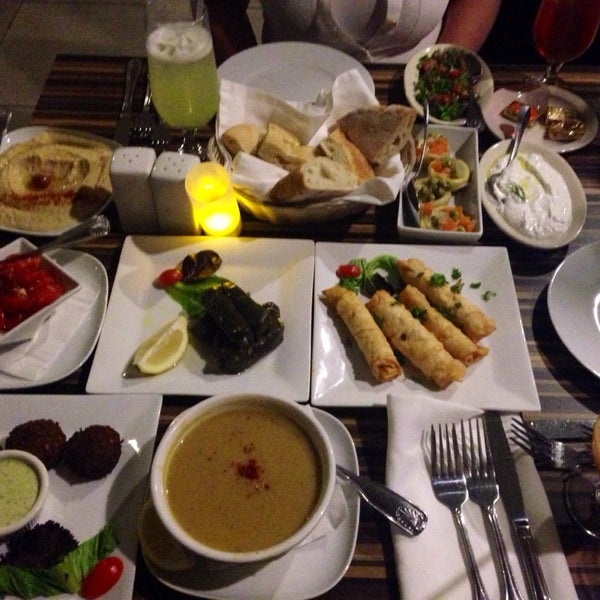 Photo prise au A La Turca Mediterranean Cuisine par Aleka L. le6/8/2014