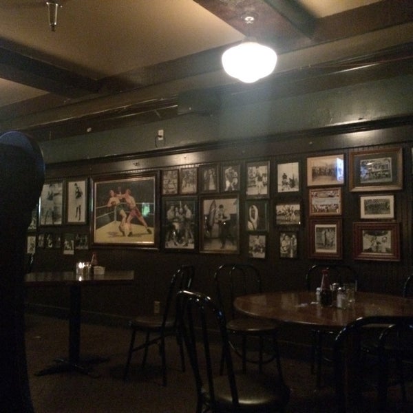 Foto tirada no(a) Casey&#39;s Irish Pub por Eve B. em 1/25/2015