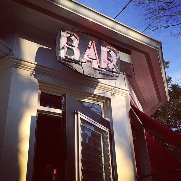 Foto diambil di Red Bar Brasserie oleh Kim S. pada 3/22/2014