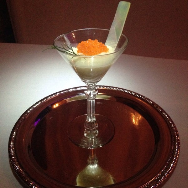 Снимок сделан в Caviarteria - Beluga Bar - Champagne &amp; Caviar Bar, Restaurant &amp; Lounge пользователем Tatiana U. 5/9/2014