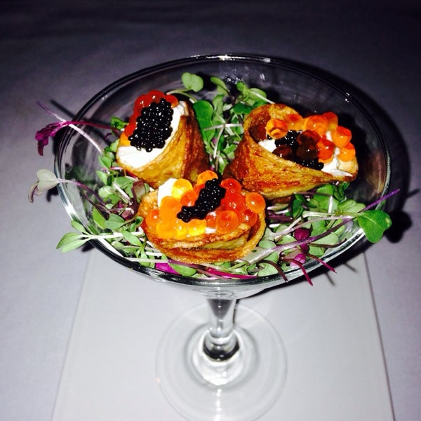 Foto diambil di Caviarteria - Beluga Bar - Champagne &amp; Caviar Bar, Restaurant &amp; Lounge oleh Tatiana U. pada 3/21/2014