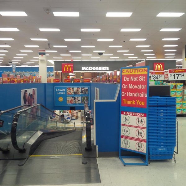 Foto tirada no(a) Walmart Supercentre por Kevan D. em 6/30/2014