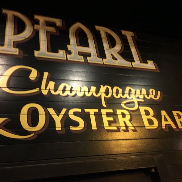 Foto tirada no(a) Pearl Tavern por Michael C. em 11/19/2015