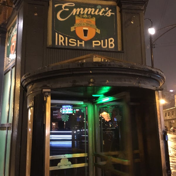 Foto tomada en Emmit&#39;s Irish Pub  por Michael C. el 10/28/2015