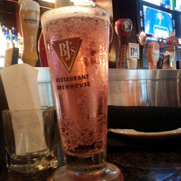 Photo taken at BJ&#39;s Restaurant &amp; Brewhouse by Dominic M. on 11/5/2012