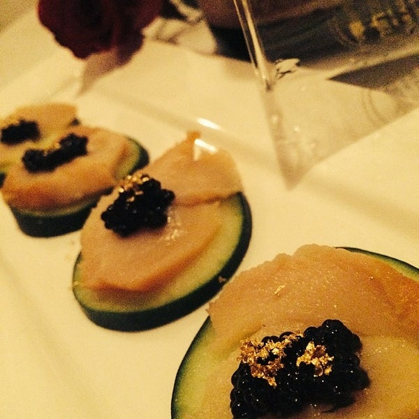 Снимок сделан в Caviarteria - Beluga Bar - Champagne &amp; Caviar Bar, Restaurant &amp; Lounge пользователем Costin T. 4/6/2014