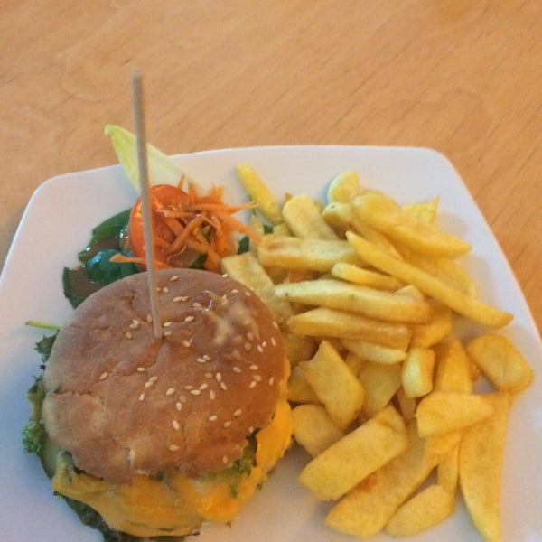 Burger mit frisch gebratenem Beef und Pommes: Rizz Classic 7 €, Cheeseburger 7,50, Chiliburger 8,50 €. Oberlecker!