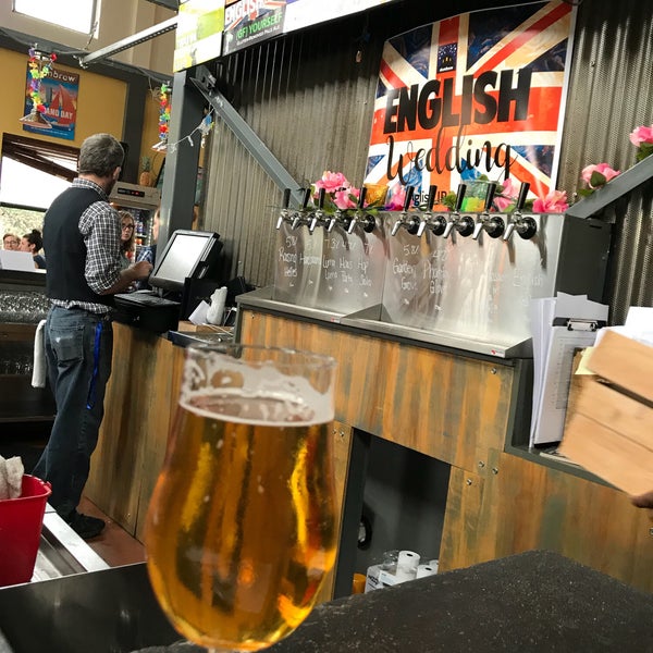 6/24/2018 tarihinde Donna M.ziyaretçi tarafından Somerville Brewing (aka Slumbrew) Brewery + Taproom'de çekilen fotoğraf