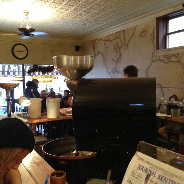 12/27/2012 tarihinde Jake S.ziyaretçi tarafından Cedarburg Coffee Roastery'de çekilen fotoğraf