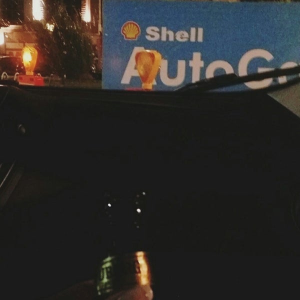 รูปภาพถ่ายที่ Shell โดย ÖZGE A. เมื่อ 7/26/2017