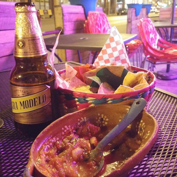 4/18/2015 tarihinde Blake L.ziyaretçi tarafından Tacos Tequilas'de çekilen fotoğraf