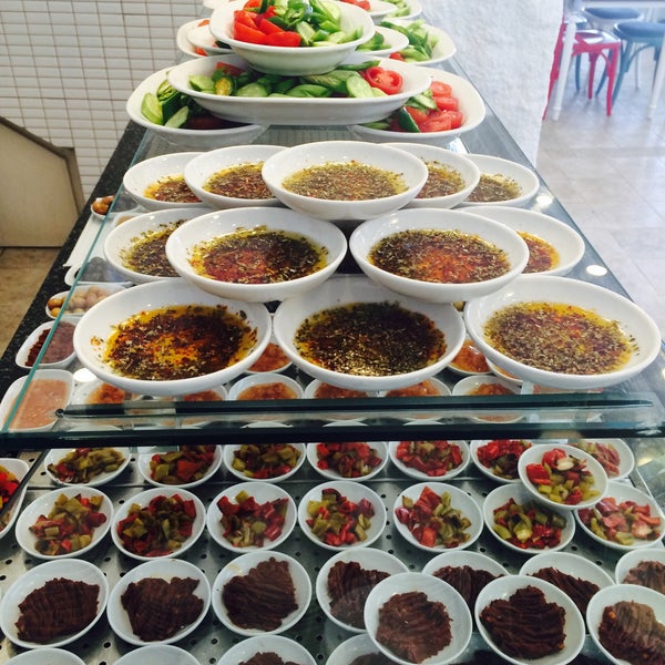 Foto diambil di Morisi Kahvaltı &amp; Girit Mutfağı oleh Tufan V. pada 5/16/2015