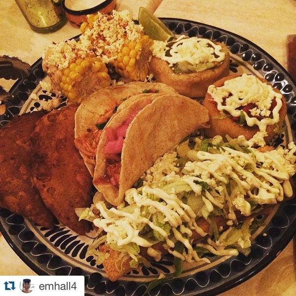 9/1/2015 tarihinde Laura Alicia G.ziyaretçi tarafından Los Amates Mexican Kitchen'de çekilen fotoğraf