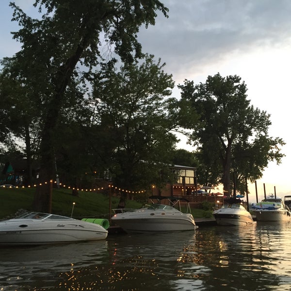 Photo taken at Captains Quarters Riverside Grille by Rosalind S. on 7/31/2016