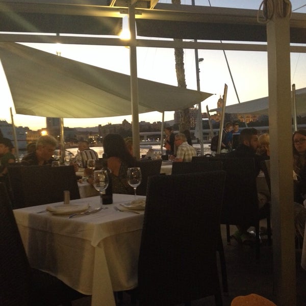 Das Foto wurde bei Restaurante Toro Muelle Uno von Inez V. am 8/4/2014 aufgenommen