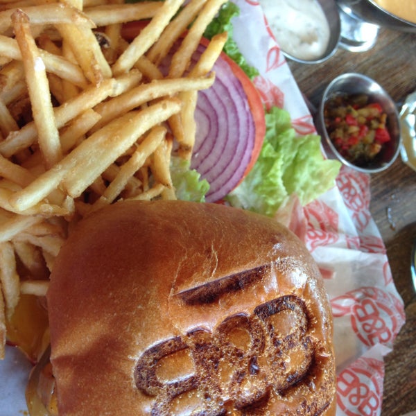 2/15/2015 tarihinde Valeraziyaretçi tarafından Burger &amp; Beer Joint'de çekilen fotoğraf