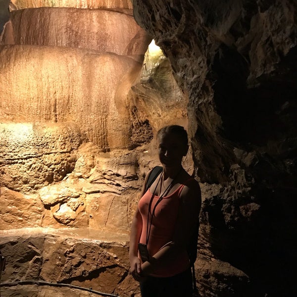 Foto tirada no(a) Cheddar Gorge &amp; Caves por Aranta K. em 8/4/2018
