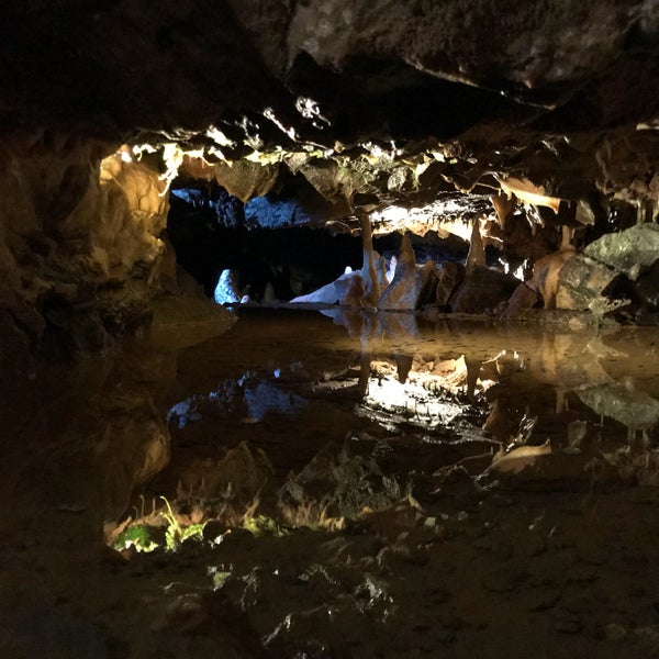 Foto tirada no(a) Cheddar Gorge &amp; Caves por Aranta K. em 8/4/2018