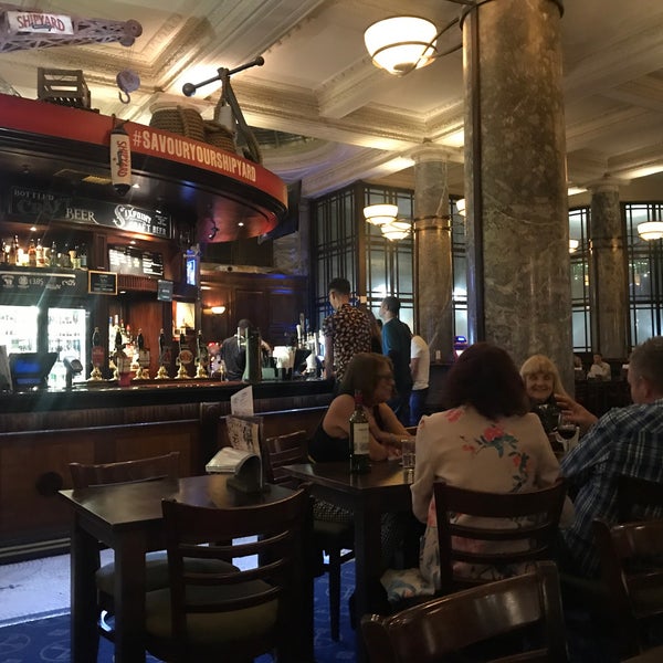 Photo taken at The Crosse Keys (Wetherspoon) by Alyona L. on 9/23/2017