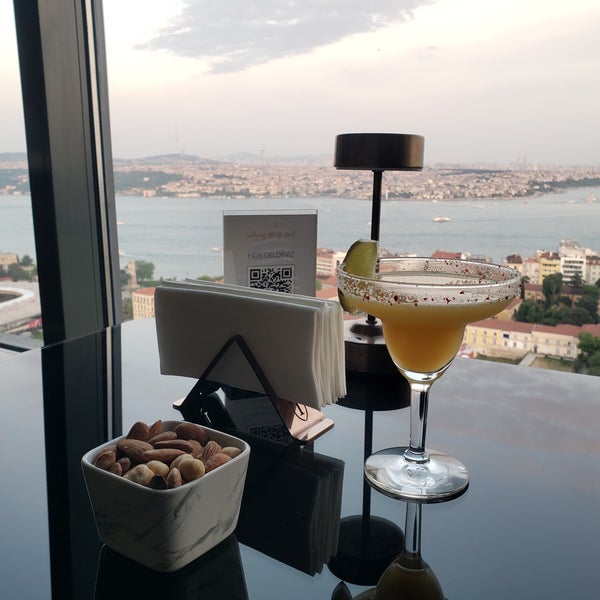 Cocktail exceptionnel. Les spécialités sont à essayer. Le prix est élevé mais la vue et l'ambiance justifient le tout