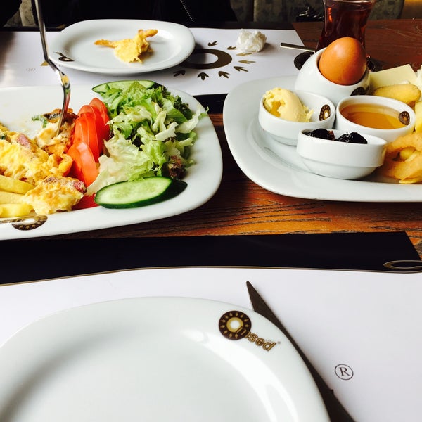 รูปภาพถ่ายที่ Omsed Unlu Mamüller Cafe ve Restaurant โดย Burhan Çiçek S. เมื่อ 4/12/2017