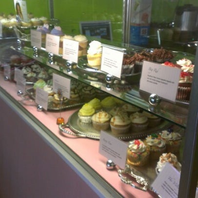 รูปภาพถ่ายที่ OMG!!! Cup &amp; Cakes โดย Matt M. เมื่อ 9/26/2012