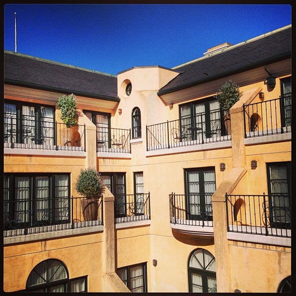 รูปภาพถ่ายที่ Garden Court Hotel โดย Cristina C. เมื่อ 5/12/2013