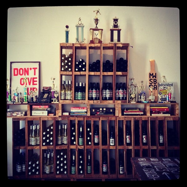 Das Foto wurde bei Municipal Winemakers von Cristina C. am 8/16/2013 aufgenommen