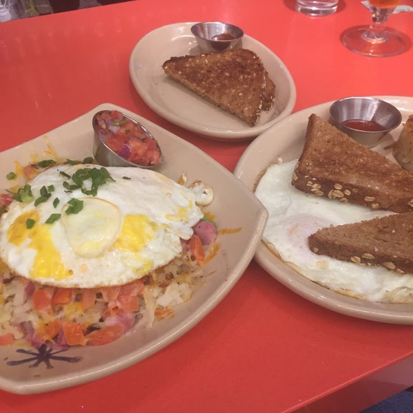 Photo taken at Snooze, an A.M. Eatery by Kellye G. on 1/1/2019