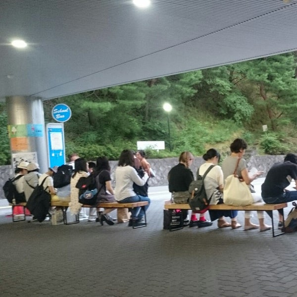 京都精華大学 スクールバス乗降所 ベンチ
