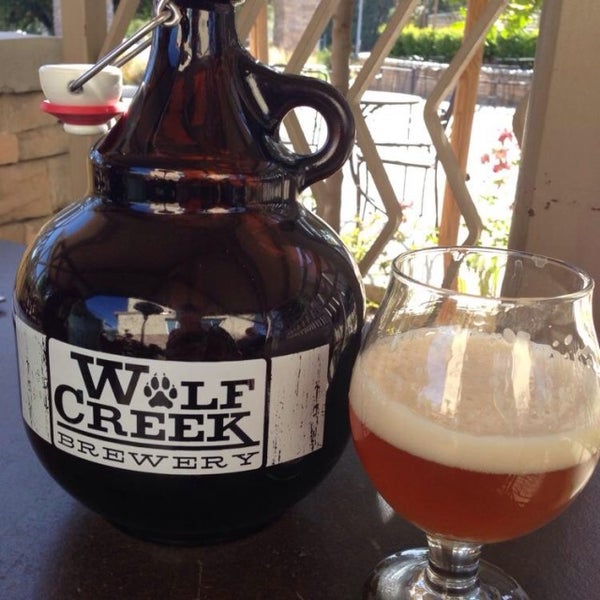 รูปภาพถ่ายที่ Wolf Creek Restaurant &amp; Brewing Co. โดย William W. เมื่อ 3/20/2014