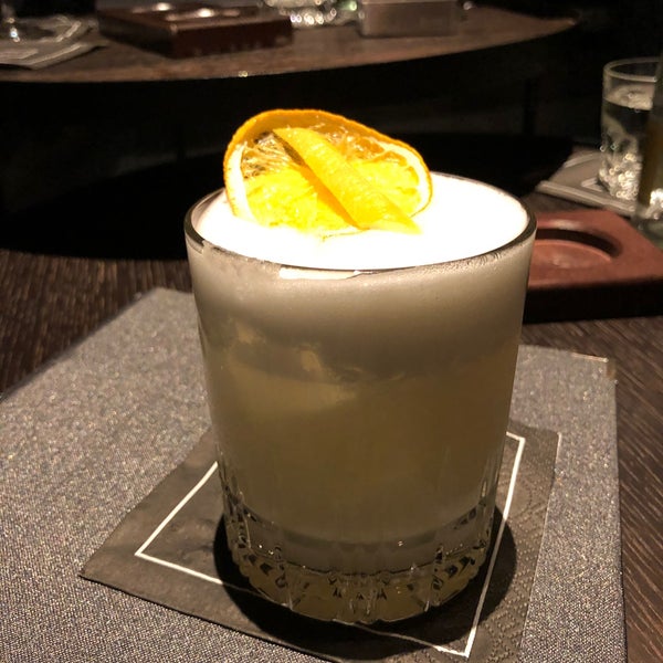 Herausragende Cocktails treffen auf unglaubliche Aussichten über Köln. Probiere the Scent of Lemon oder eine der zahlreichen Gin Tonic Kombinationen.