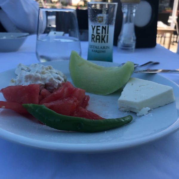 Das Foto wurde bei Köşem Restaurant von Gizem İ. am 5/14/2018 aufgenommen