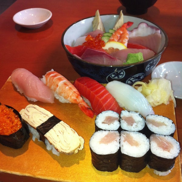 รูปภาพถ่ายที่ Sushi Itoga โดย Derek J. เมื่อ 5/25/2013