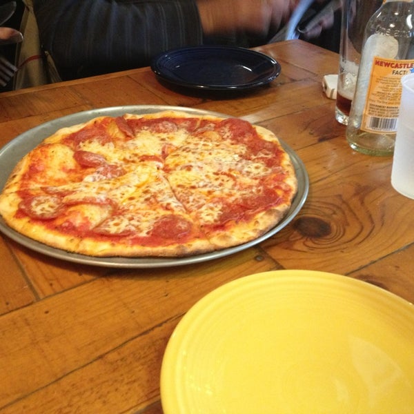 Foto tomada en Wynola Pizza  por Grace K. el 12/30/2012